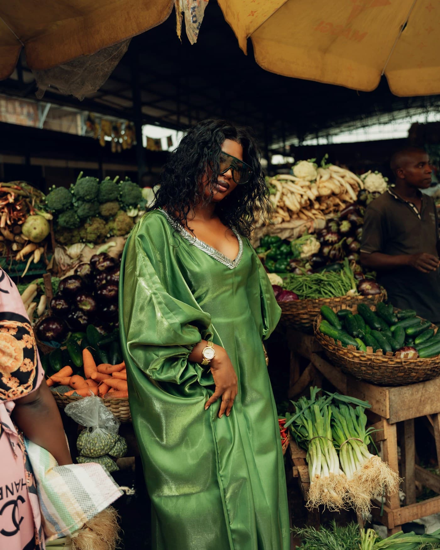 Une commerçante au milieu d'un marché en plein air